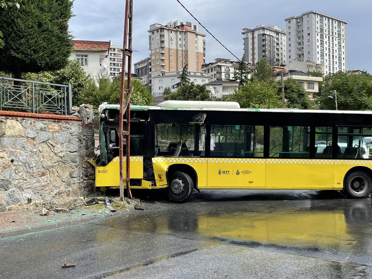 &Uuml;mraniye'de duvara &ccedil;arpan İETT otob&uuml;s&uuml;ndeki 2 kişi yaralandı