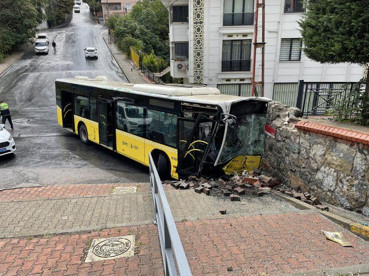 Ümraniye'de duvara çarpan İETT otobüsündeki 2 kişi yaralandı G2