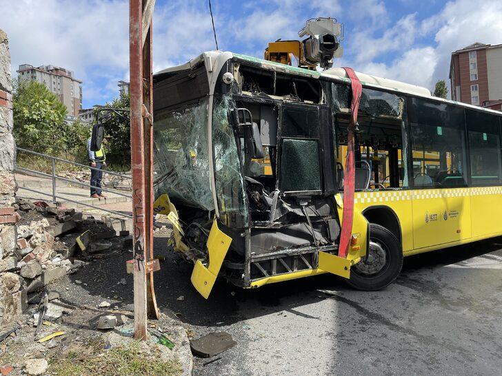 Ümraniye'de duvara çarpan İETT otobüsündeki 2 kişi yaralandı G3