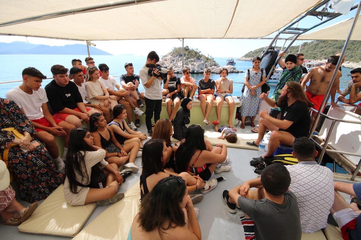 Burdurlu lise &ouml;ğrencileri Kaş'ta dalış yaparak derin maviliği keşfetti