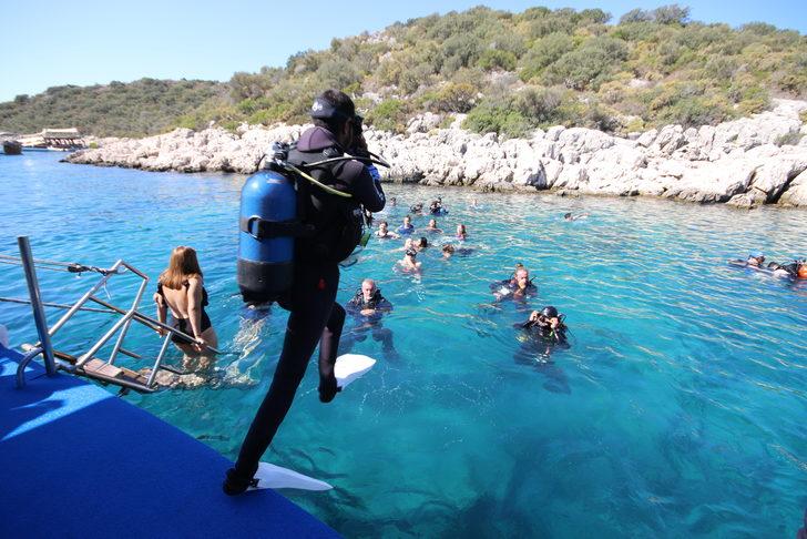 Burdurlu lise öğrencileri Kaş'ta dalış yaparak derin maviliği keşfetti G3