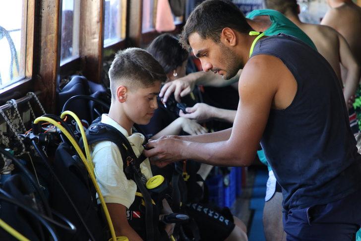 Burdurlu lise öğrencileri Kaş'ta dalış yaparak derin maviliği keşfetti G5