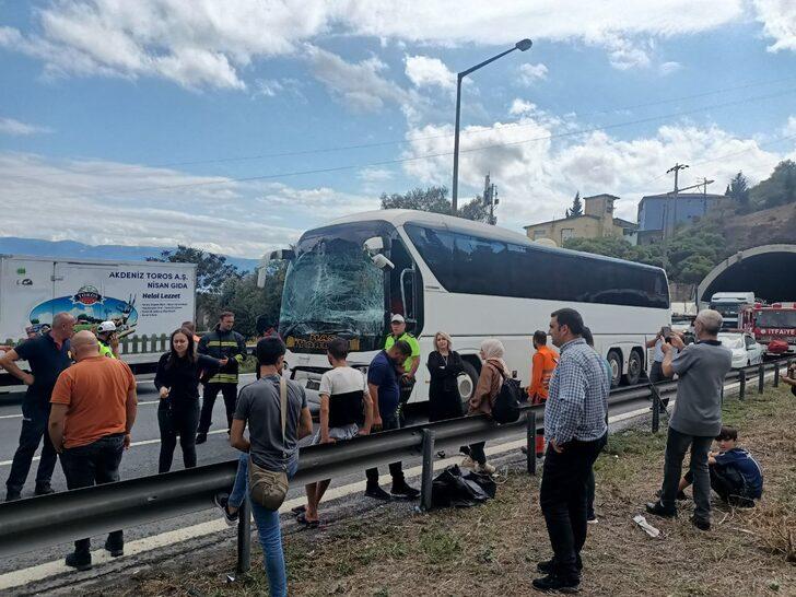 Anadolu Otoyolu'nda 2 yolcu otobüsü ve hafif ticari araç çarpıştı G2