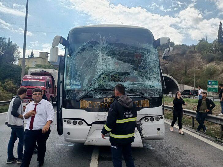 Anadolu Otoyolu'nda 2 yolcu otobüsü ve hafif ticari araç çarpıştı G3