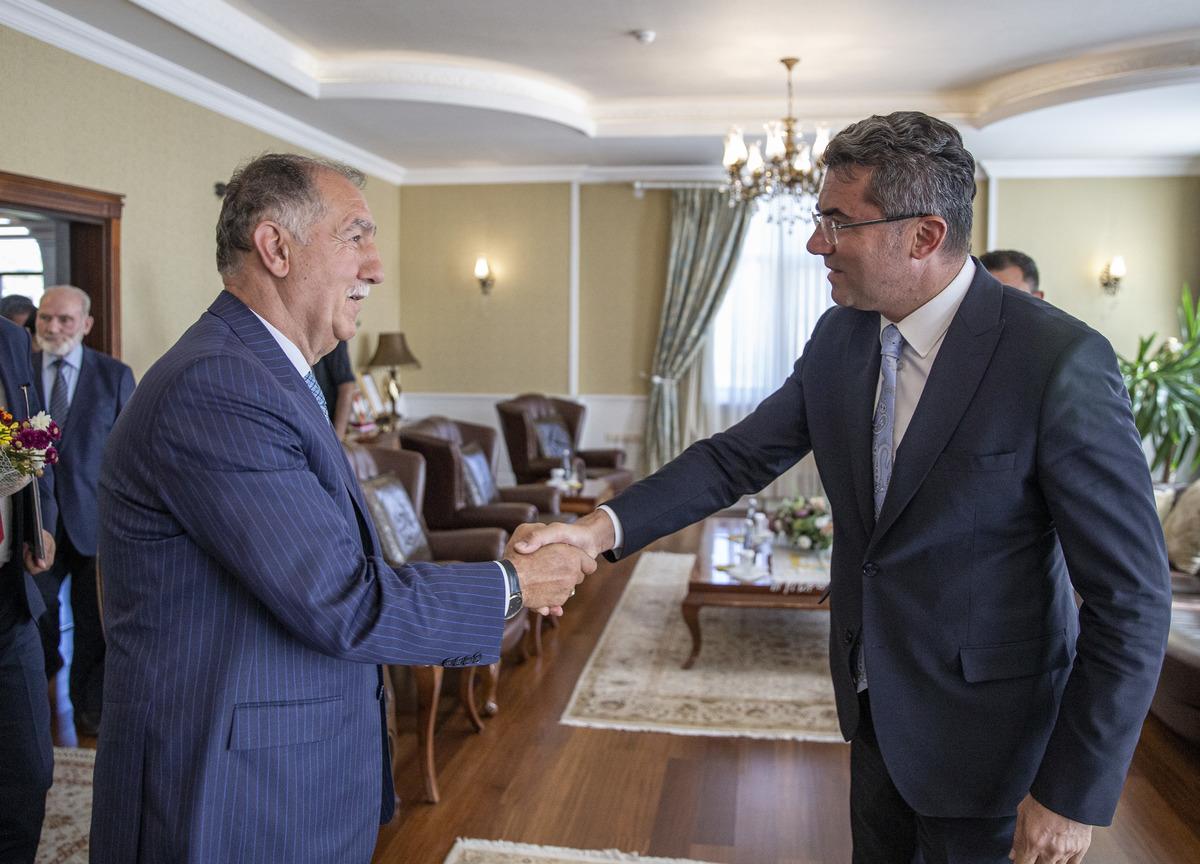 Erzurum'da 79 yaşındaki elektrik ustası "yılın ahisi" se&ccedil;ildi