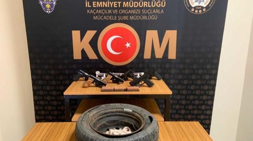 Rize'de otomobilin yedek lastiğine gizlenmiş 6 ruhsatsız tabanca ele geçirildi