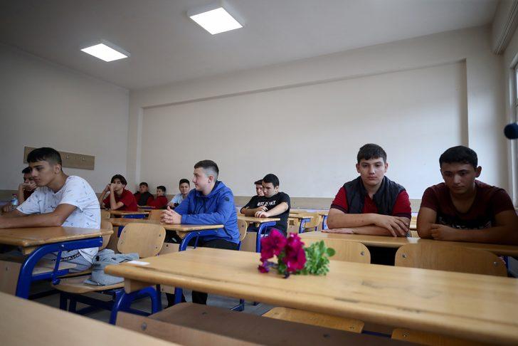 Trafik kazasında ölen öğrencinin Düzce'deki okulunda hüzünlü dersbaşı G4