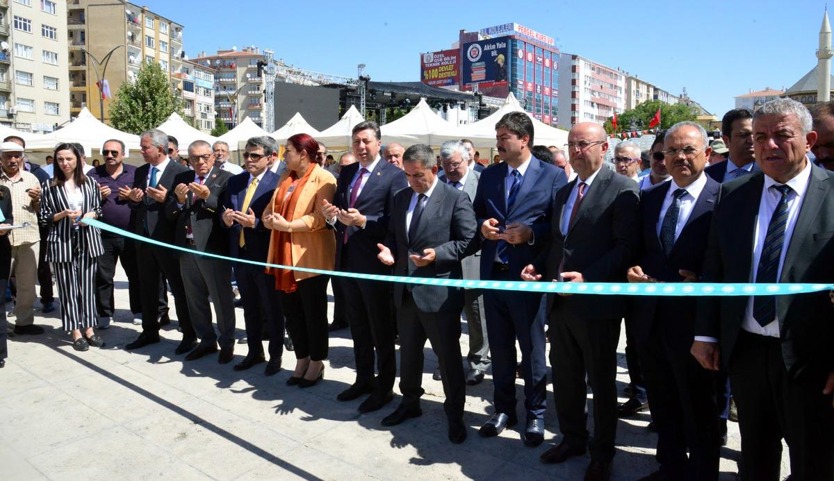 Kırşehir'de farklı illerin &uuml;r&uuml;nlerinin sergilendiği Ahiler &Ccedil;arşısı a&ccedil;ıldı