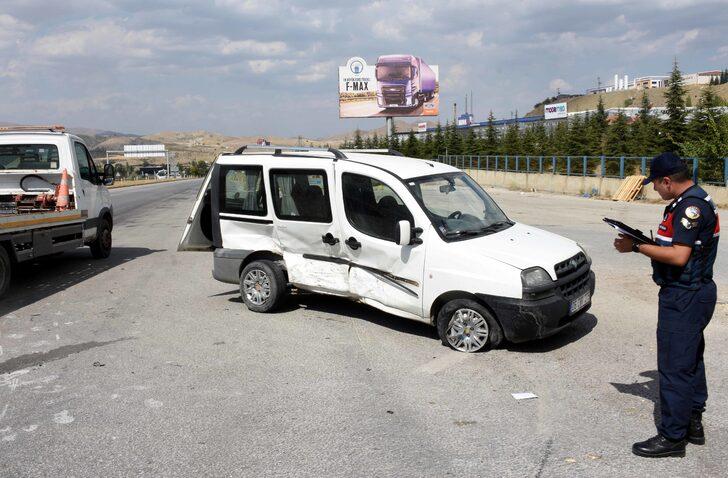 Kırıkkale'de otomobil ve hafif ticari aracın çarpıştığı kazada 9 kişi yaralandı G1