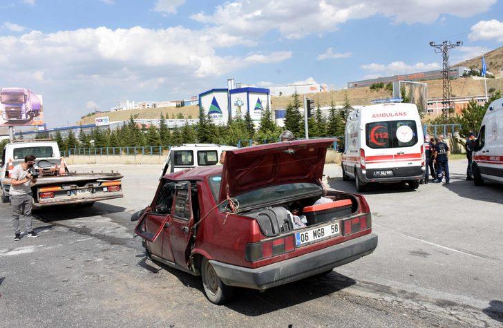 Kırıkkale'de otomobil ve hafif ticari aracın çarpıştığı kazada 9 kişi yaralandı G2
