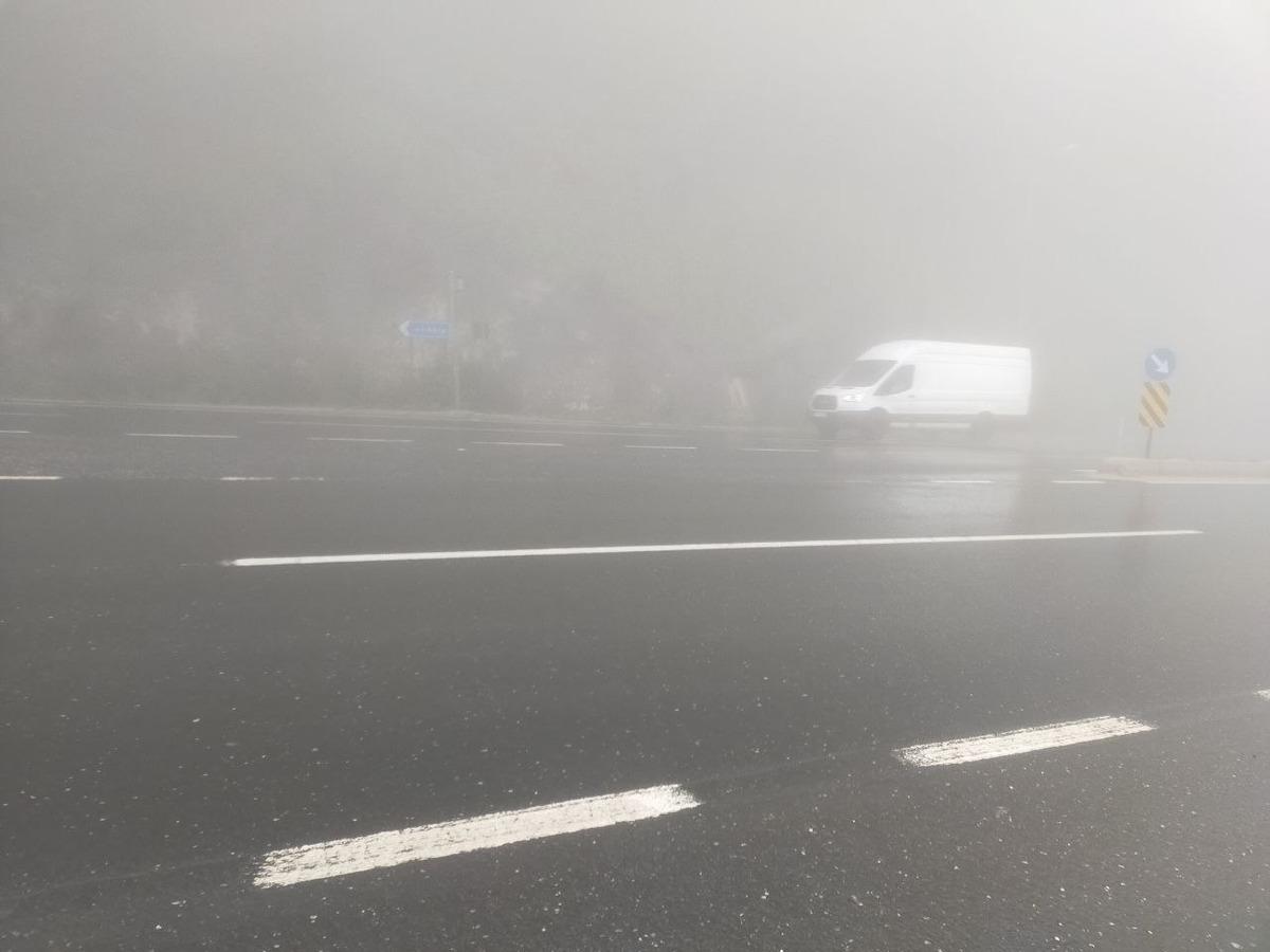 Bolu Dağı'nda sis ve sağanak nedeniyle g&ouml;r&uuml;ş mesafesi azaldı