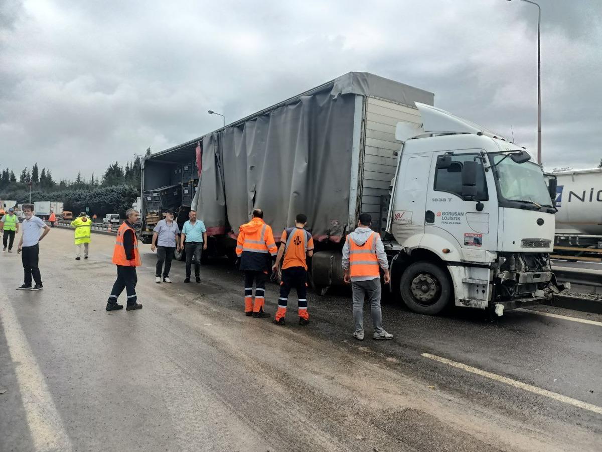 Anadolu Otoyolu'nda zincirleme trafik kazası nedeniyle ulaşım aksadı