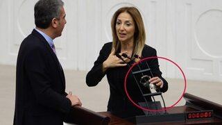 Aylin Nazlıaka, kendini Meclis kürsüsünde mikrofona kelepçeledi