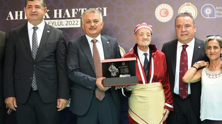 Antalya'da 77 yıllık terzi "yılın ahisi" seçildi