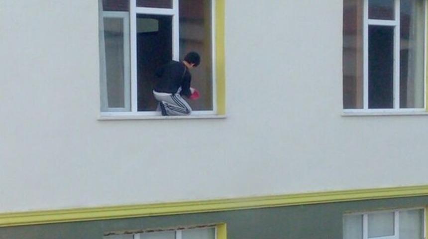 Kuran kursunun 5. kattaki camlarını &ccedil;ocuğa sildirdiler