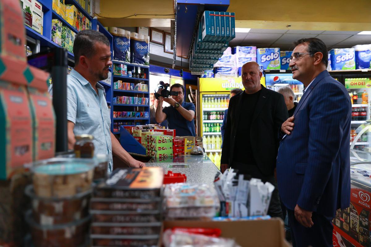 Bakan D&ouml;nmez, İstanbul'da vatandaşlarla buluştu