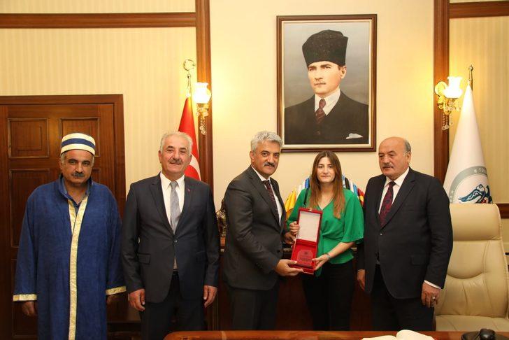 Erzincan'da 40 yıllık marangoz "yılın ahisi" seçildi G2