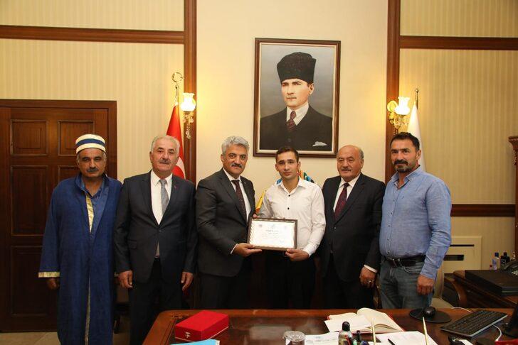 Erzincan'da 40 yıllık marangoz "yılın ahisi" seçildi G3