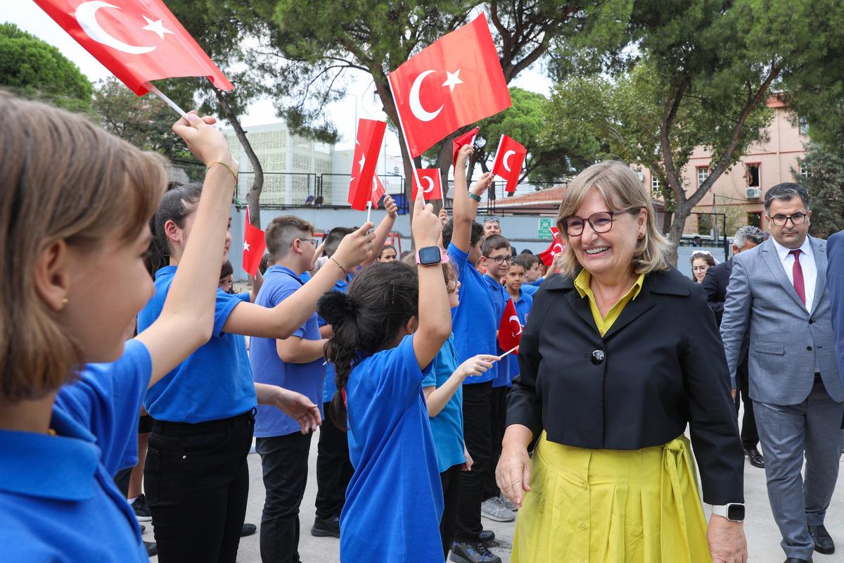 Milli Eğitim Bakan Yardımcısı Aşkar, İzmir'de &ccedil;eşitli a&ccedil;ılışlar ger&ccedil;ekleştirdi