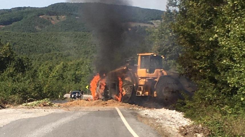 Manyas'ta hafif ticari araç seyir halindeyken yandı