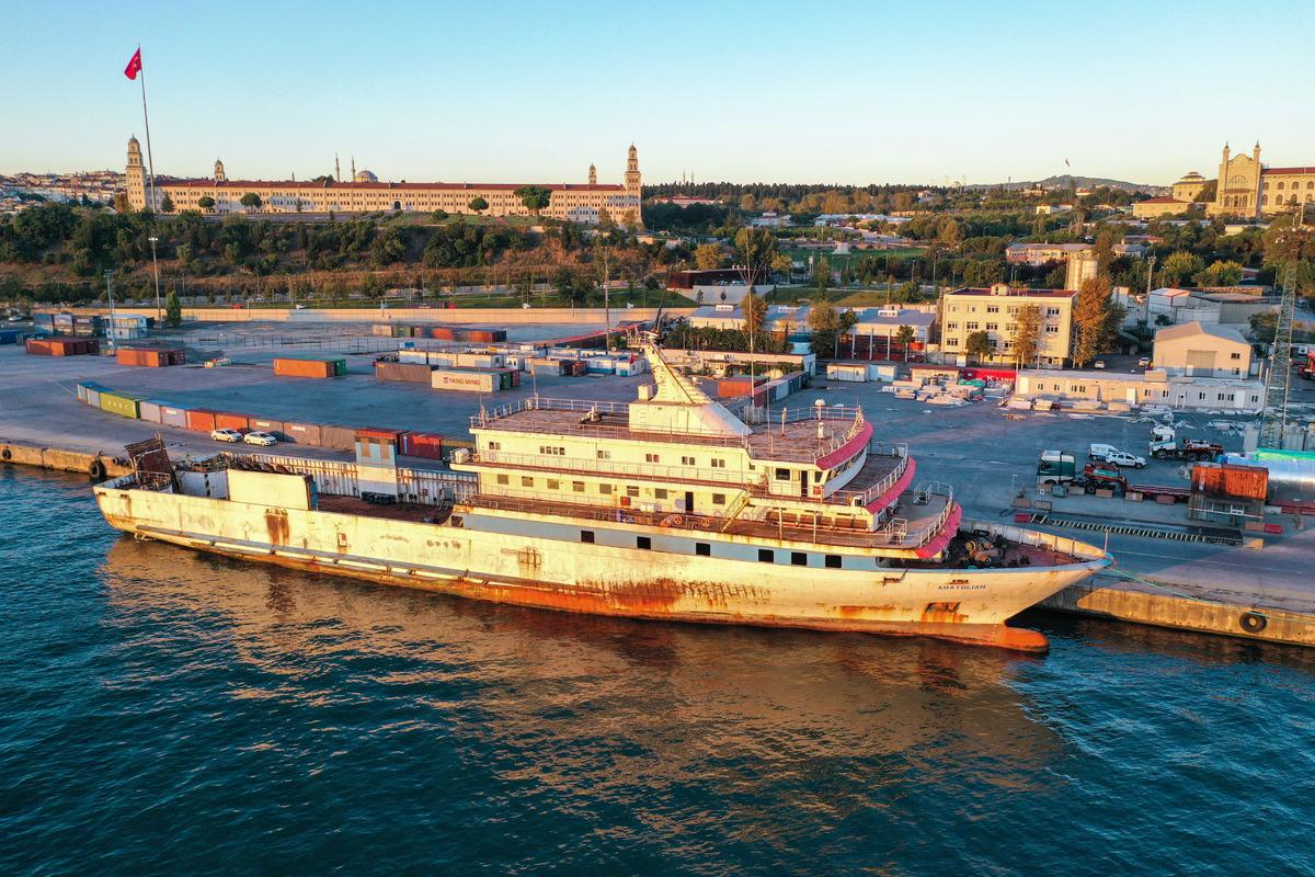 Yunanistan Sahil G&uuml;venlik birimlerinin taciz ateşi a&ccedil;tığı gemi Haydarpaşa Limanı'na yanaştı