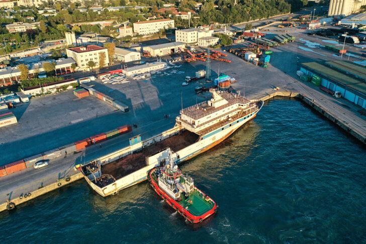 Yunanistan Sahil Güvenlik birimlerinin taciz ateşi açtığı gemi Haydarpaşa Limanı'na yanaştı G3