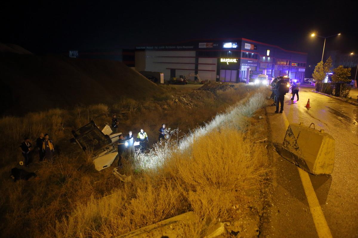 &Ccedil;orum'da şarampole devrilen otomobildeki 1 kişi &ouml;ld&uuml;, 2 kişi yaralandı