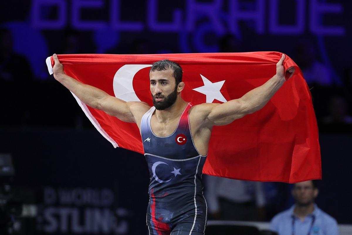 Milli g&uuml;reş&ccedil;i Burhan Akbudak, d&uuml;nya şampiyonu oldu
