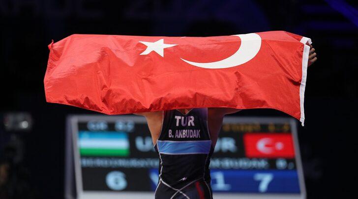 Milli güreşçi Burhan Akbudak, dünya şampiyonu oldu G3