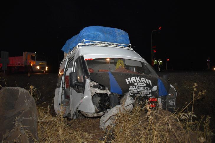 Şanlıurfa'da minibüs ile otomobilin çarpışması sonucu 16 kişi yaralandı G3