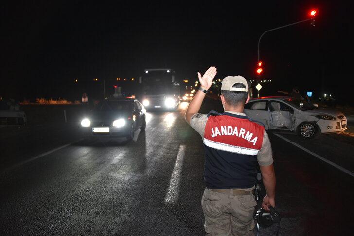 Şanlıurfa'da minibüs ile otomobilin çarpışması sonucu 16 kişi yaralandı G4