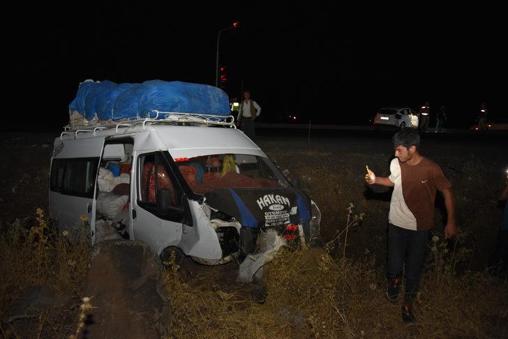Şanlıurfa'da minibüs ile otomobilin çarpışması sonucu 16 kişi yaralandı G5
