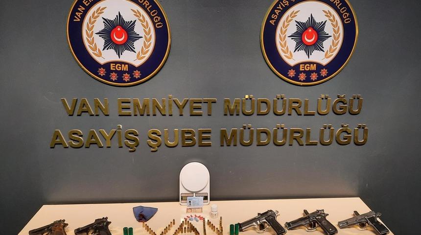 Van'da birçok suçun faili oldukları iddiasıyla gözaltına alınan 7 kişiden 4'ü tutuklandı