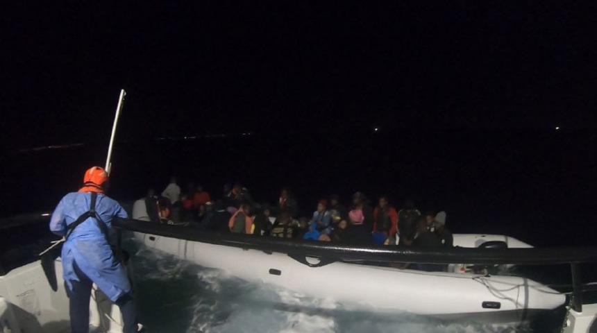 Aydın açıklarında 71 düzensiz göçmen ile bir göçmen kaçakçısı yakalandı