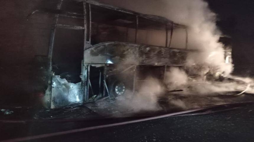 Mersin'de alev alan otobüs, yolcular tahliye edildikten sonra yandı