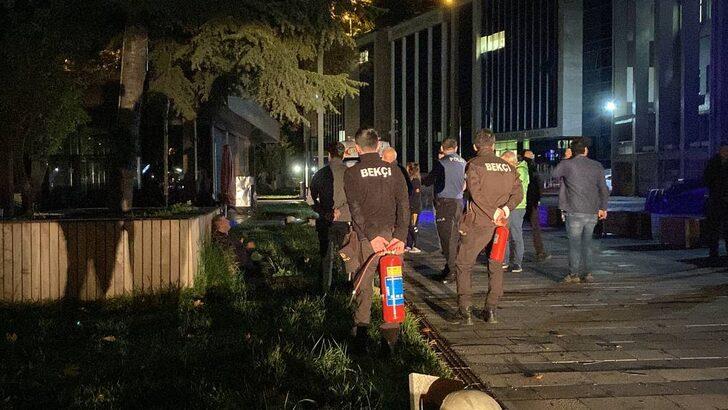 Ehliyetine el konulduğu iddiasıyla kendisini yakmak isteyen kişiye müdahale edildi G1