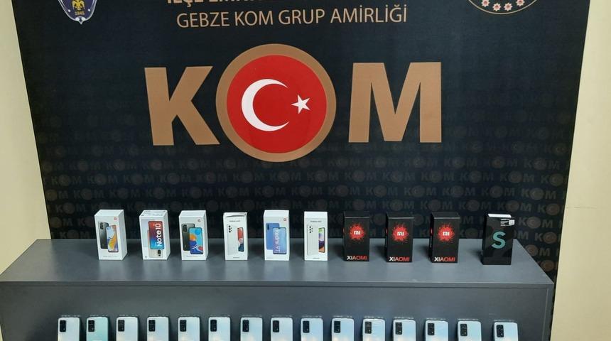 Kocaeli'de 46 kaçak cep telefonu ele geçirildi