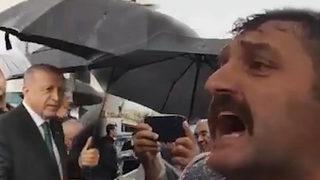 Öyle bir bağırdı ki yanından geçerken Erdoğan da şaşırdı! Sevgisini adeta haykırdı