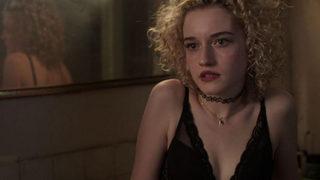 Herkes göğüs dekoltesiyle geldi! Julia Garner Emmy'de fark yarattı