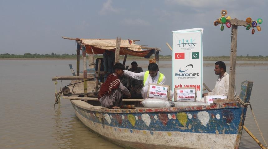 Hak İnsani Yardım Derneğinden selin etkilediği Pakistan’a yardım