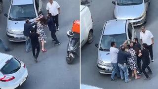 Kadın sürücüler birbirine girdi! Yol ortasında saç saça baş başa kavga