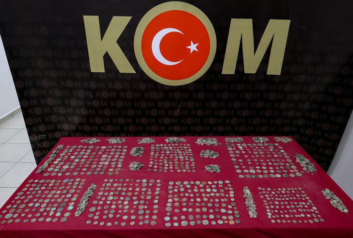 İzmir'de yurt dışına kaçırılmaya çalışan 8 bin 194 sikke ele geçirildi G3