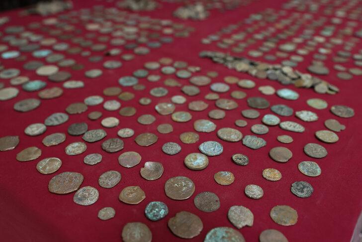 İzmir'de yurt dışına kaçırılmaya çalışan 8 bin 194 sikke ele geçirildi G4