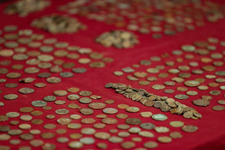 İzmir'de yurt dışına kaçırılmaya çalışan 8 bin 194 sikke ele geçirildi G5