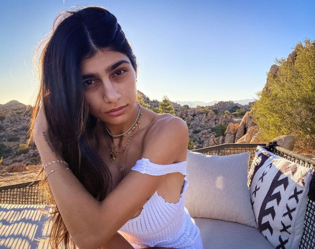 Bunu hep yapıyor! Eski yetişkin film yıldızı Mia Khalifa, yeşil mayosuyla takip&ccedil;ilerinden tam not aldı