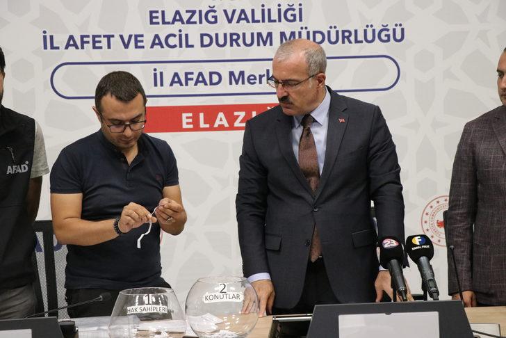 Elazığ'da depremden etkilenen 74 hak sahibi için kura çekildi G3