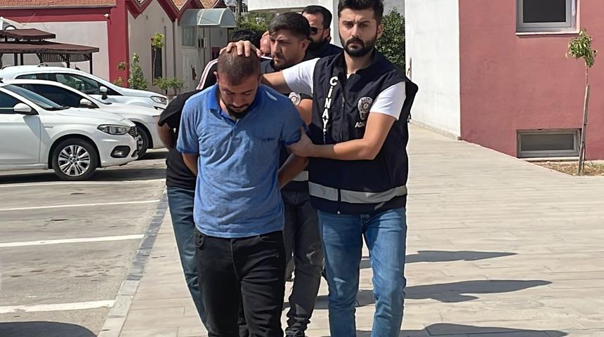 Adana'da metruk evde tartışan iki arkadaş birbirini silahla yaraladı