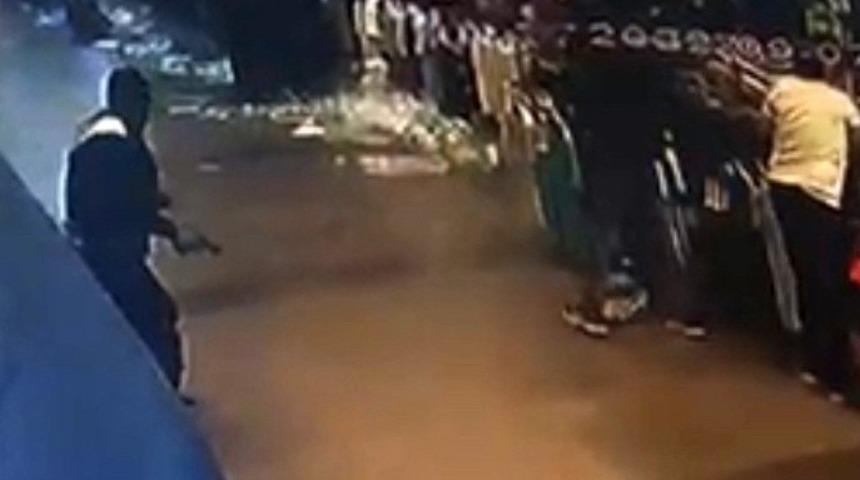 Eminönü yeraltı çarşısı savaş alanına döndü... Canlarını zor kurtardılar! Korku dolu anlar kamerada