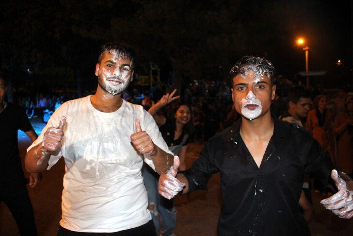 Sivas'ta tuhaf görüntüler! Yoğurdun içindekini duyunca tanınmaz hale geldiler... Tepsiler havada uçuştu G1