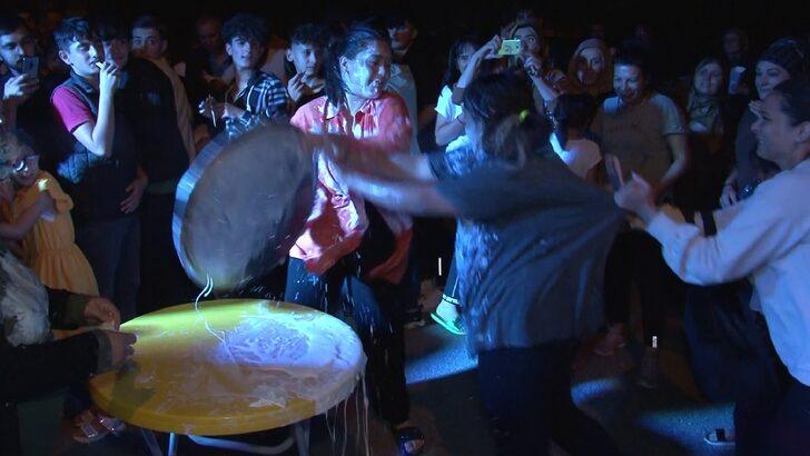 Sivas'ta tuhaf görüntüler! Yoğurdun içindekini duyunca tanınmaz hale geldiler... Tepsiler havada uçuştu G2